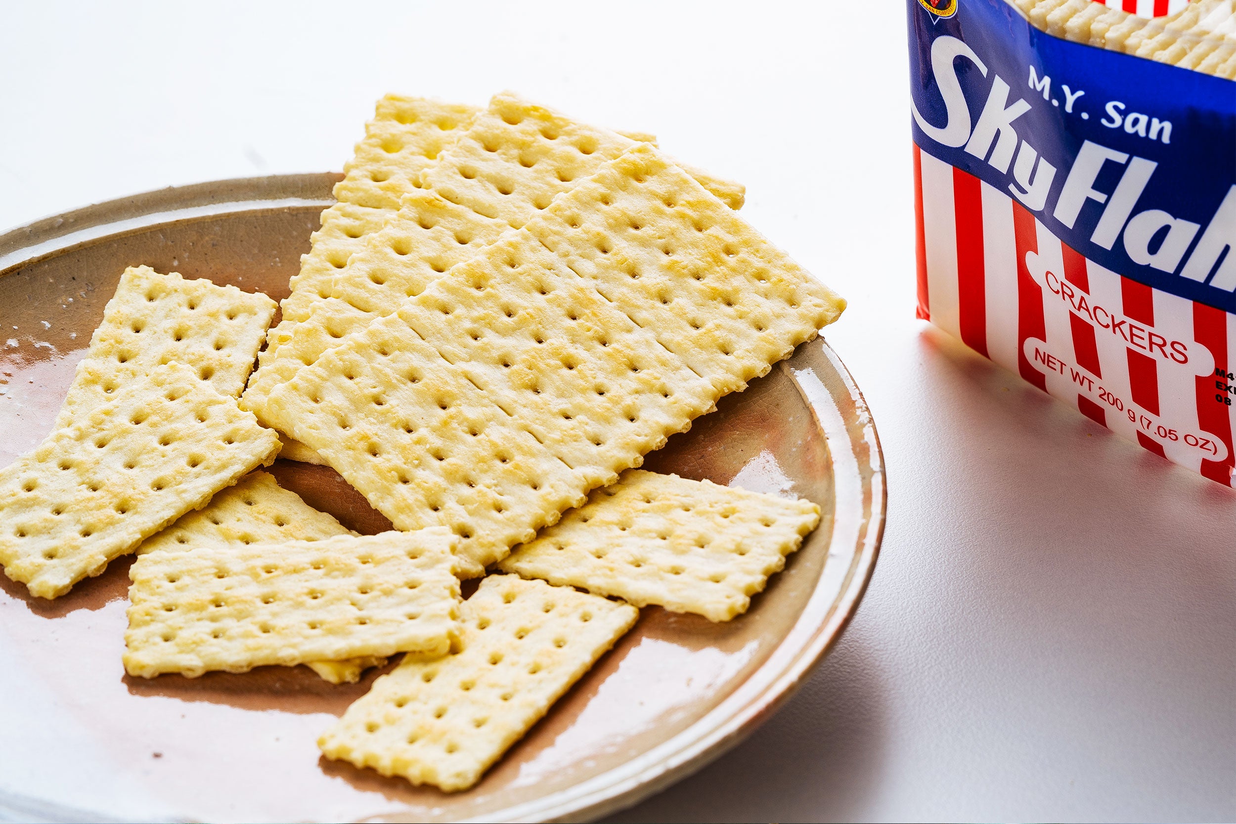 M.Y. San Skyflakes Crackers - 32 Pack (800 G) in Plastic Tub - Great Snack Deal